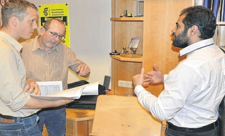 Orwa Alshoufi Faraq (r.) bei den Probenarbeiten für das Muttertagskonzert.
