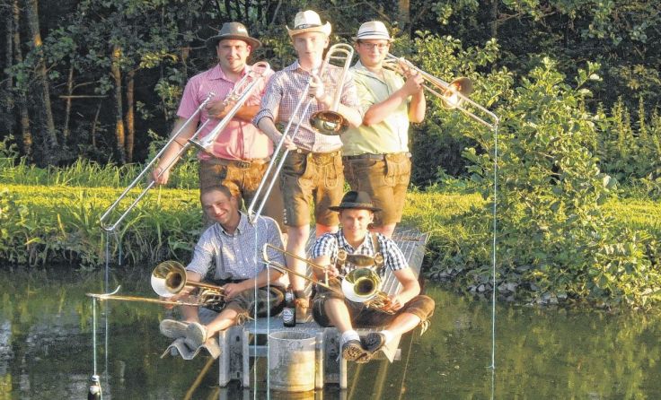 In Pose: Die Posaunenspieler des Musikvereins Neukirchen