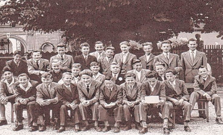 Die A-Klasse der Hauptschule bei ihrem Abschluss 1957