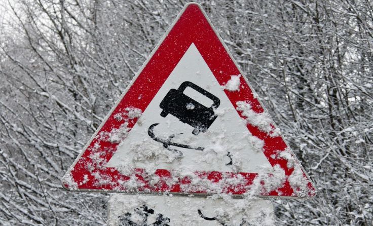 Der Autofahrer kam mit seinem Pkw auf der Schneefahrbahn ins Schleudern. Foto: Wodicka