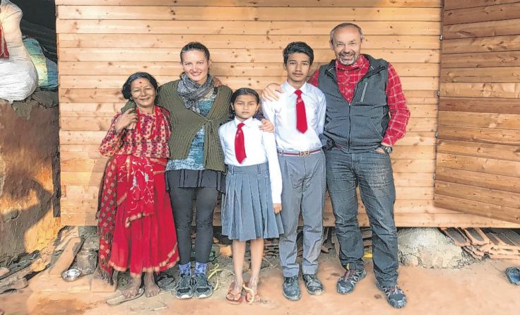 Wilhelm Rupertsberger (rechts) reiste mit Tochter Julia (2. v. l.) nach Nepal. 