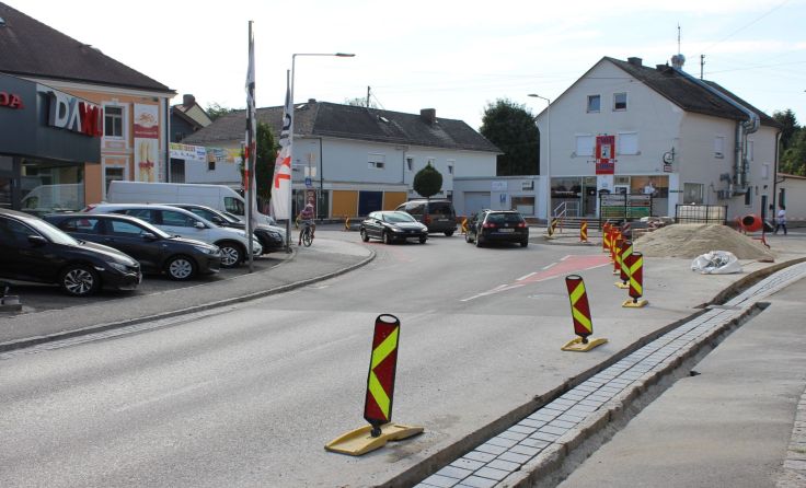 Die Umbauarbeiten beim Andorfer Kreisverkehr dauern voraussichtlich noch bis 7. September an. 