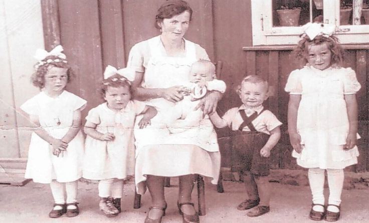  Mutter Kathi Mayr mit ihren Kindern Hildegard, Elfriede, Franz, Pepi und Maria.