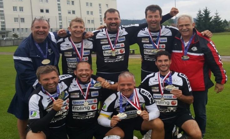 Das erfolgreiche Team jubelt über den Weltmeistertitel und Staatsmeistertitel Ü35