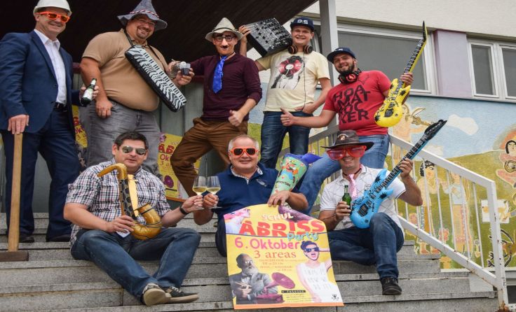 Vor dem Abriss wird in der Volksschule Wallern noch einmal kräftig gefeiert.