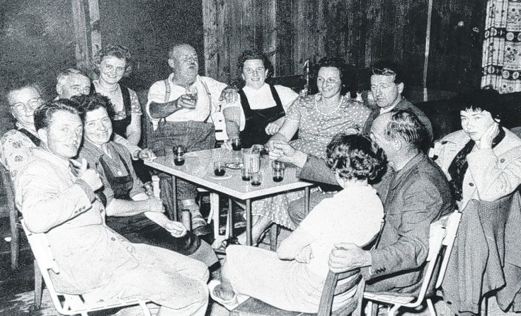 Eine gesellige Runde beim Gasthaus Berghamer um 1950 .