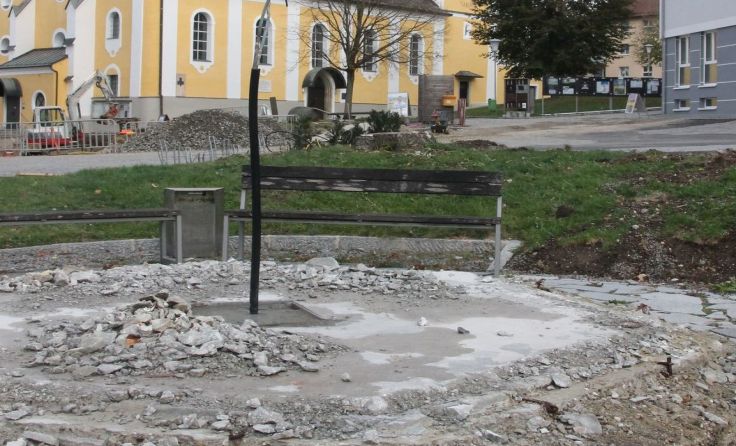 Der Marktbrunnen musste von der Mitte des Platzes weichen. Foto: LangS