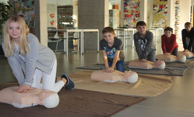 Die Schüler der Neuen Mittelschule in Grieskirchen lernen Leben retten. Foto: NeuAug