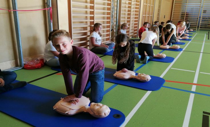 Die Schüler der Neuen Mittelschule Neukirchen üben die Wiederbelebung. Foto: Günter Königmayr