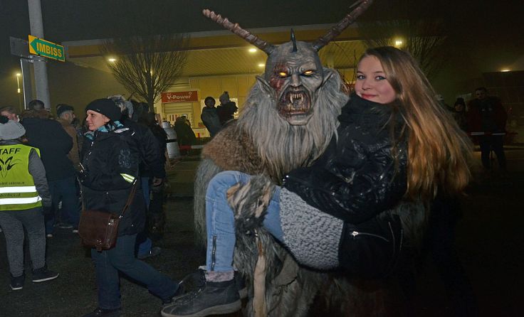 Schaurig-schönes Brauchtum wird bei den Perchtenläufen in Waizenkirchen gezeigt.