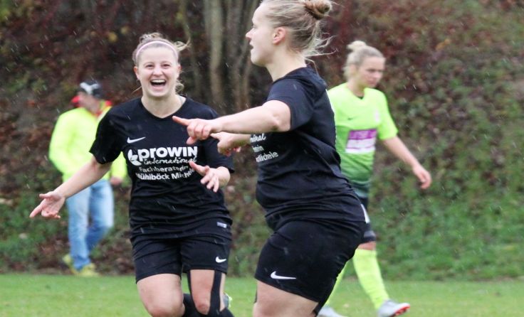 Die Fußballmädels halten zusammen – das beweisen sie bei ihren Spielen.