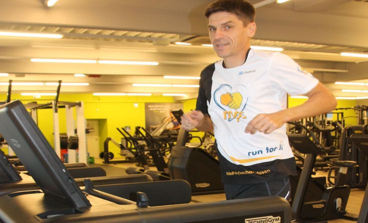 Reinhold Strasser will zwölf Stunden am Laufband für den guten Zweck laufen.Foto: LangS