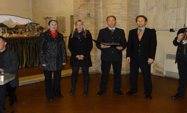 Lieder und Texte stimmen in der Pfarrkirche Waizenkirchen auf Weihnachten ein.Foto: Thomas Dinböck