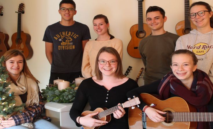 BORG-Schüler singen im Stadtzentrum Grieskirchen für den guten Zweck.Foto: Eva Deisenhammer