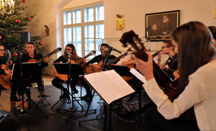 Schüler des BORG stimmen mit ihrem Konzert im Schloss Parz auf Weihnachten ein.
