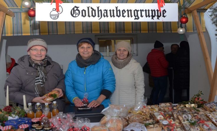 Obfrau der Goldhaubengruppe Hermine Steinböck mit ihren MitarbeiterinnenFoto: Josef Pointinger