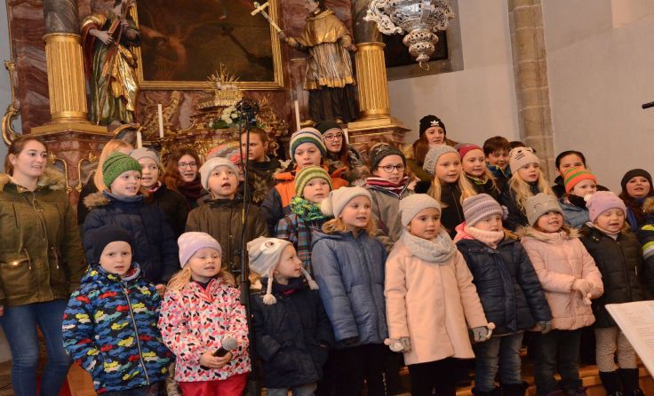 Die Kinder von Choralarm stimmten auf den Advent ein.Foto: Josef Pointinger