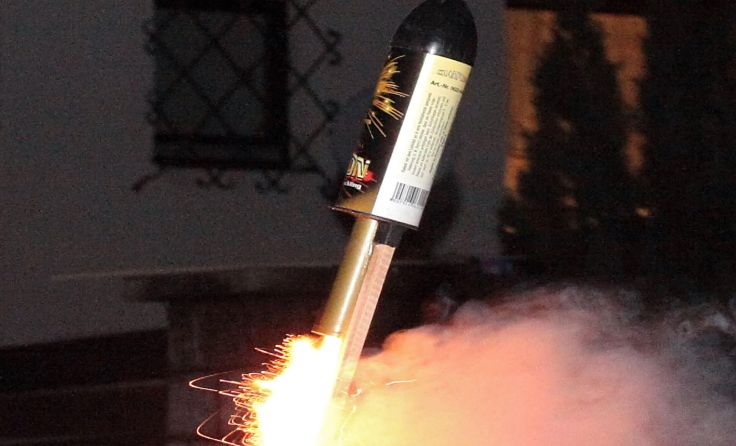 In Rottenbach wurde ein Mann durch eine Silvesterrakete verletzt. Foto: Weihbold/Symboldbild