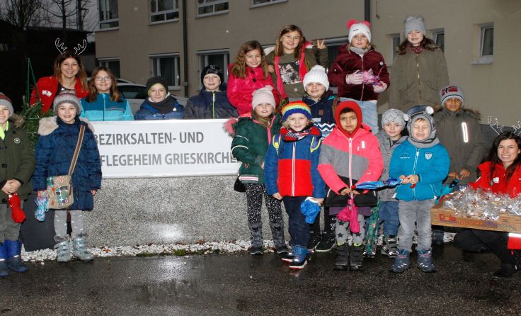 Grieskirchner Jugendrotkreuzgruppe vor dem Bezirksalten- und PflegeheimFoto: Gerhard Schrödl
