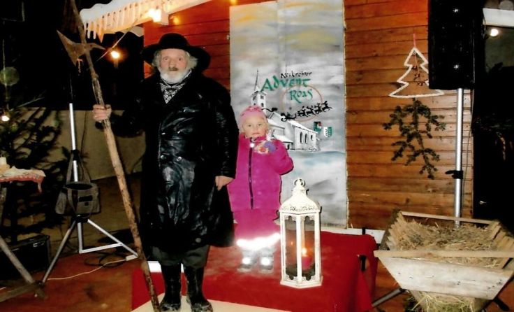 Hans Leitner, hier als Nachtwächter, hat die Idee zur Adventroas geboren.Foto: Privat