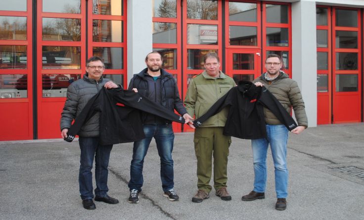 Für die Grieskirchner Feuerwehr gab es neue Jacken. Foto: FF Grieskirchen/Baumgartner