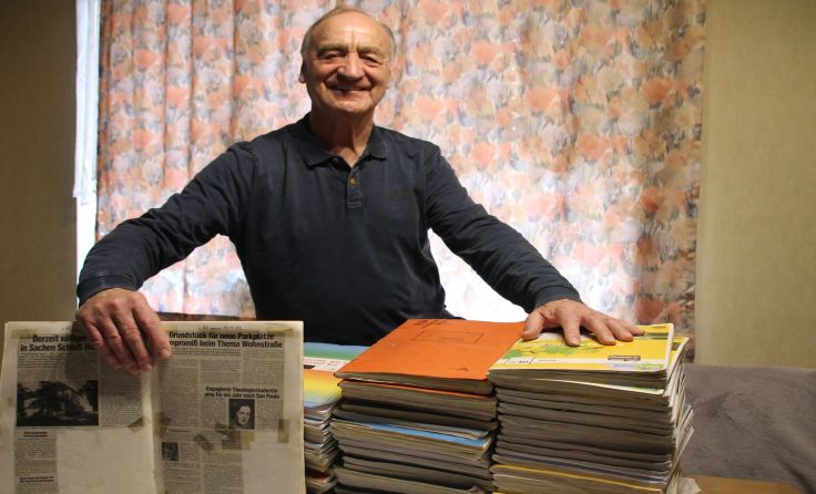 Josef Pointinger bewahrt die Schlagzeilen der Gemeinde Waizenkirchen auf.