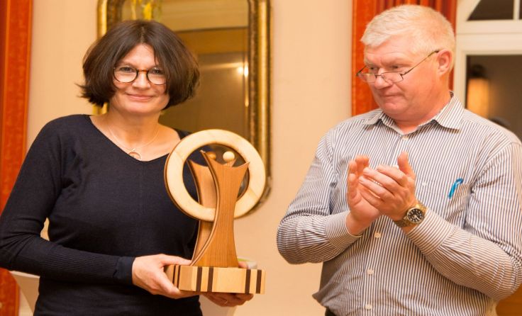 Preisträgerin Regina Roitinger mit Josef Oberndorfer von den Grünen Weibern.Foto: Grüne Weibern