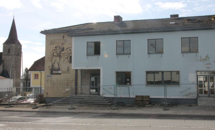 Das alte Gemeindeamt soll einem Mehrzweckgebäude im Zentrum weichen.Foto: LangS