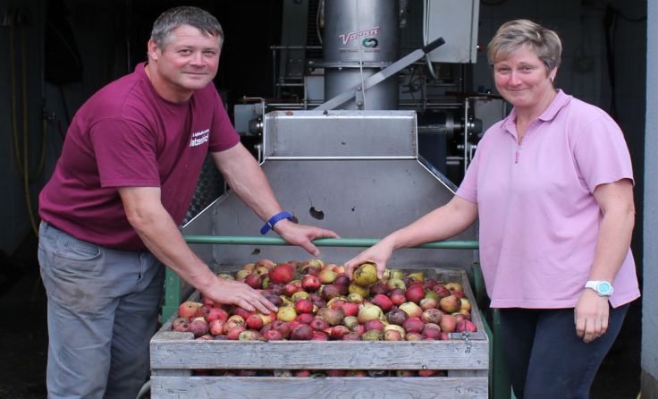 Manfred und Christine Watzenböck pressen seit zehn Jahren Obst.Foto: Raiffeisenbank Peuerbach