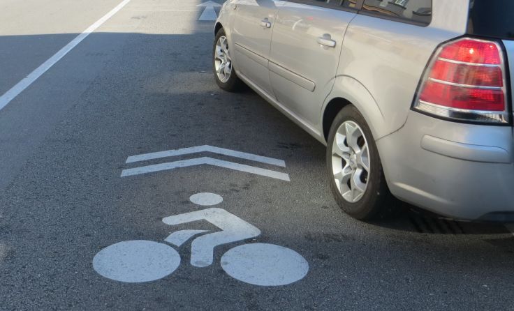 Die „Sharrows“ zeigen an, wo Radfahren ausdrücklich erwünscht ist. Foto: Radlobby OÖ