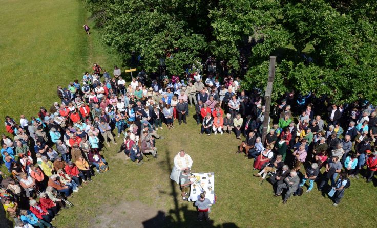 Pfarrer Franz Steinkogler zelebriert die Messe am Mayrhoferberg. Foto: Josef Pointinger