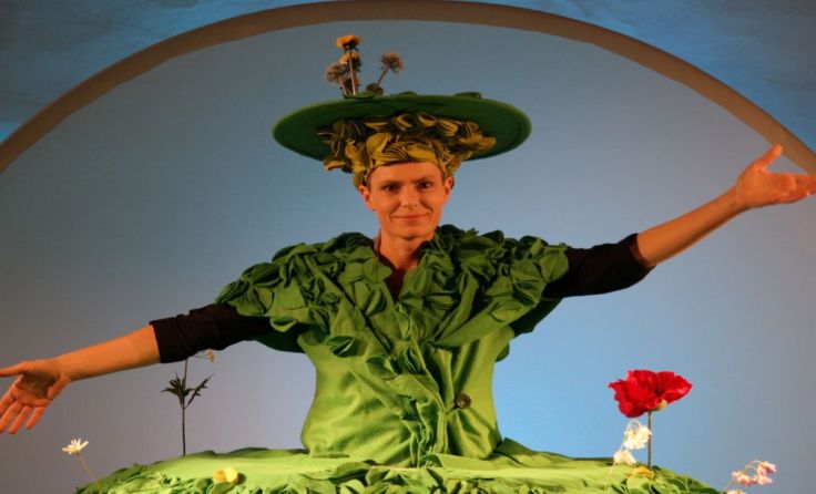 Die Puppenspielerin Annika Pilstl erzählte die Geschichte von Biene, Hummel und Co.Foto: Dirk Wildt