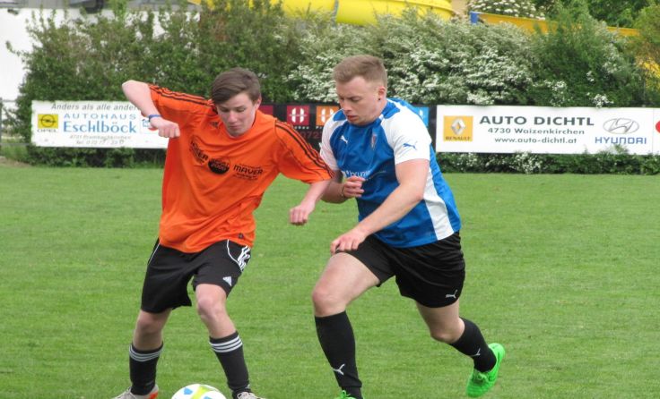 Hobby-Fußballer können beim Kleinfeldturnier um den Sieg kicken. Foto: Reinhard Falkner