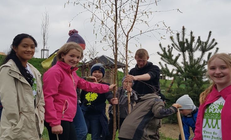 Die Kinder waren mit großer Freude bei der Pflanzaktion dabei. Fotos: Ikuna