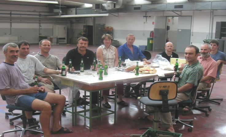 Das letzte Mitarbeiter Foto in der leeren Halle vor der Schließung 2005. Foto: privat
