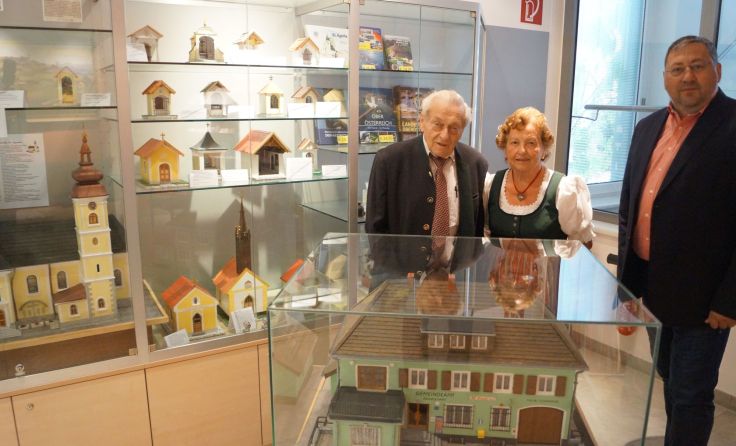 Josef und Maria Haidinger mit Bürgermeister Manfred und den Miniaturkapellen.Foto: Alois Ferihumer
