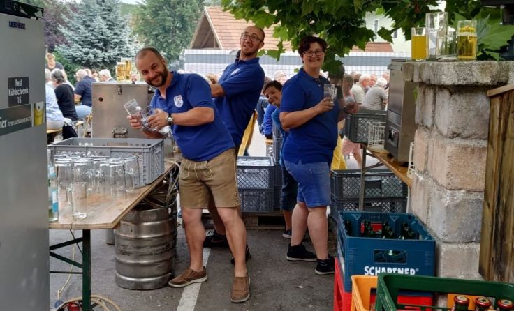 Makus Großauer, Karl Famler und Manuela Aigner bei der Ausschank.
