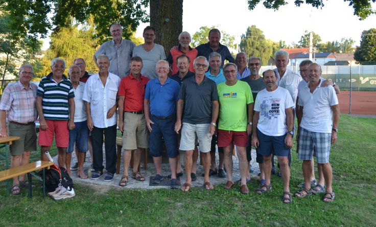 Die Tennissenioren aus Grieskirchen und Neumarkt leben ihre Sportfreundschaft. Foto: TC Neumarkt