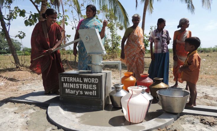 Indische Dorfbewohner mit von ORA finanziertem Brunnen. Foto: ORA