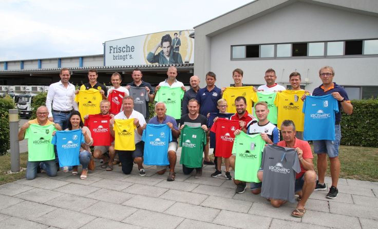 Neue Dressen, gesponsert von Kröswang, gab es insgesamt für 17 Nachwuchsteams.Foto: Kröswang