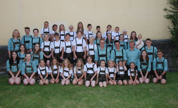 Die Neukirchner Schuhplattlergruppe tritt im Rahmenprogramm auf. Foto: Schmoll