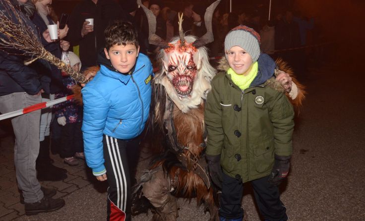 Hautnah können die gruselig-schönen Perchten erlebt werden. Foto: Josef Pointinger