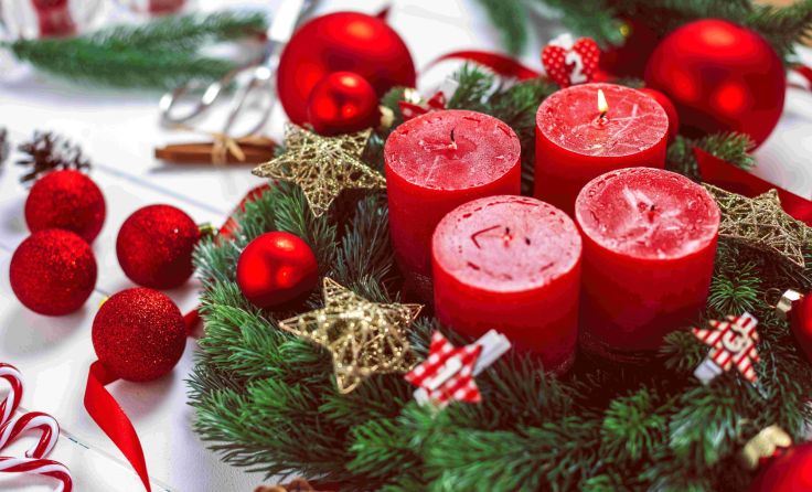 Adventkränze und andere Bastelarbeiten gibt es beim Adventmarkt. Foto: KarepaStock/shutterstock.com