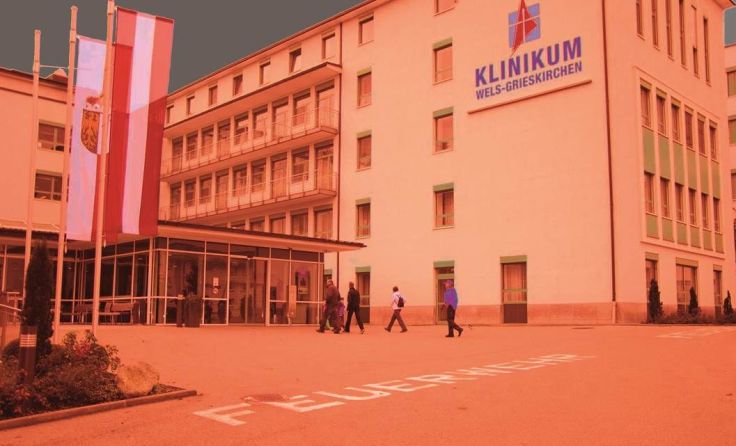 Das Klinikum Grieskirchen erstrahlt ab 25. November in orange. Foto: Stadtamt