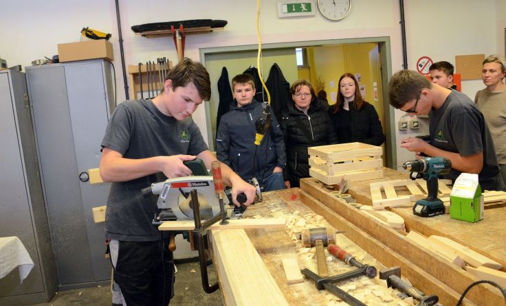 Schüler in der Tischlerwerkstätte zeigten die Fertigung kleiner Obstkisten.