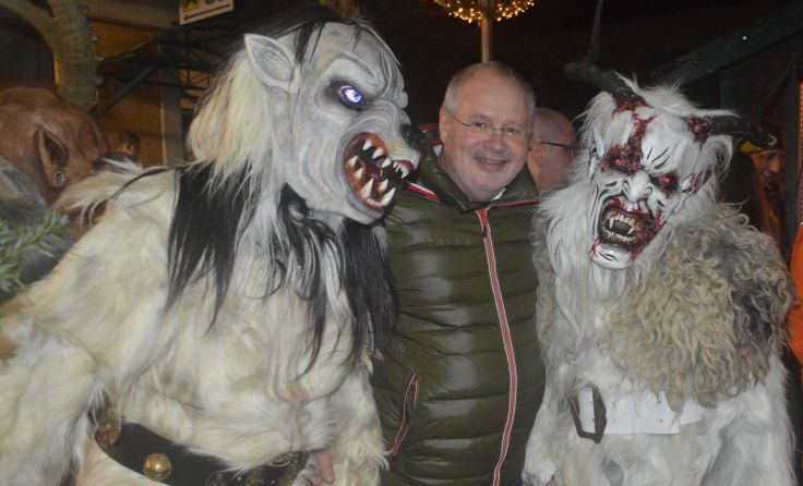 Bürgermeister Franz Kieslinger (Mitte) mit den Trattnachteufeln Foto: Gemeinde