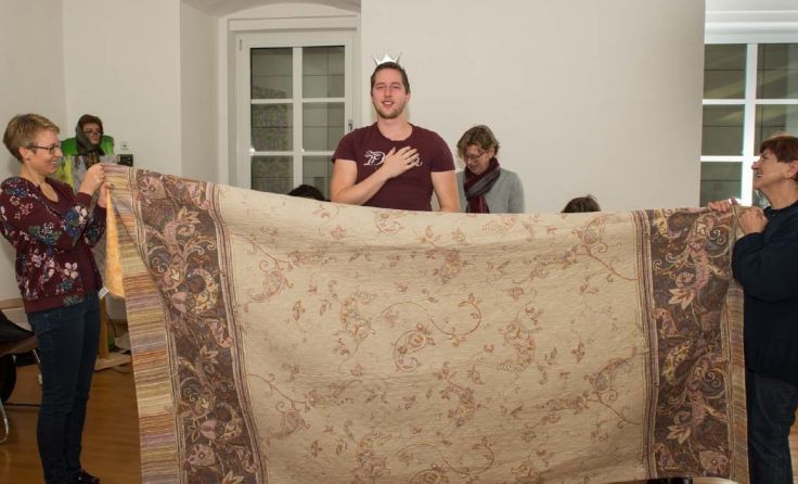 Das Peuerbacher Schlosstheater gibt Silvester Sketche zum Besten. Foto: Helmut Krüger