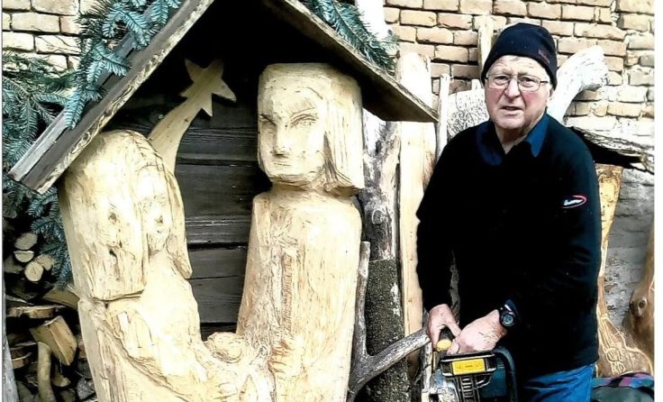 Josef Malzer mit seiner handgemachten Krippe aus Holz. Foto: privat