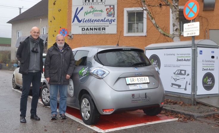 Bernhard Waldhör und Heinz Ploberger beim neuen Standort des Elektroautos.Foto: privat