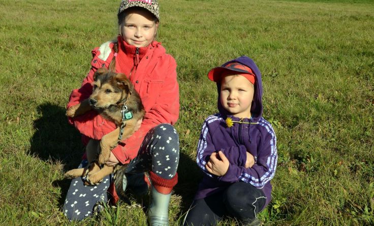 Natalie und ihr Bruder David mit ihrem Hund „Keks“. Foto: Josef Pointinger